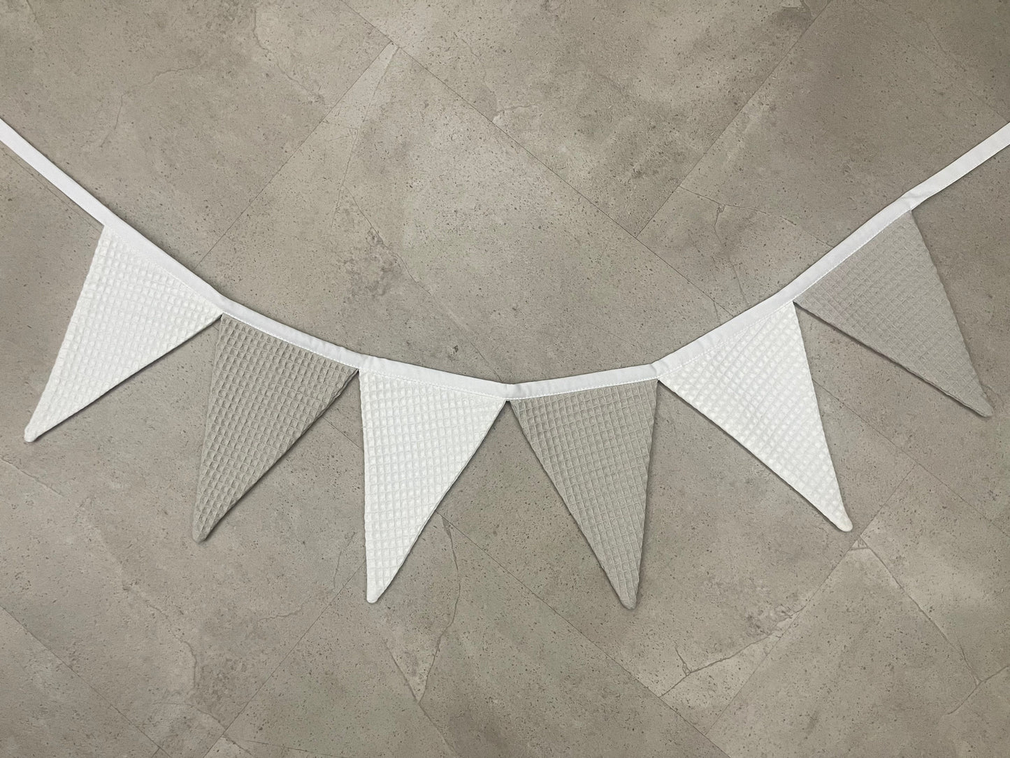 Wimpelkette aus Stoff / Waffelpique weiß und Beige